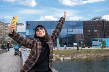Modern İnşaat ve Göl Bahar Gününden Selfie Çeken Kadın