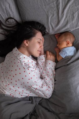 Anne ve Bebek Birlikte Uyuyor Tepemizde