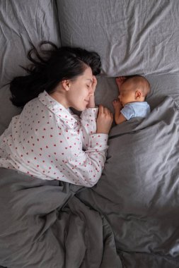 Anne ve Bebek Birlikte Uyuyor Tepemizde