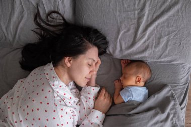 Anne ve Bebek Birlikte Uyuyor Tepemizde