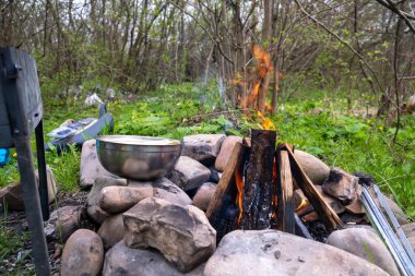 Ormanda kamp ateşi ve Metal Bowl yakında.