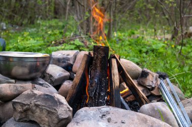 Ormanda kamp ateşi ve Metal Bowl yakında.