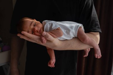 Yeni doğmuş Bebek Beşik Elde Yaklaş