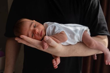 Yeni doğmuş Bebek Beşik Elde Yaklaş