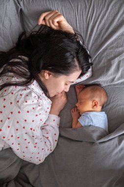 Anne ve Bebek Birlikte Uyuyor Tepemizde