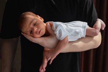 Yeni doğmuş Bebek Beşik Elde Yaklaş