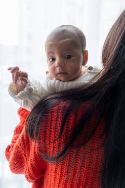 Anne ve Bebek Arasındaki Şefkat Anı Pencere Portresi