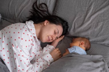 Anne ve Bebek Birlikte Uyuyor Tepemizde