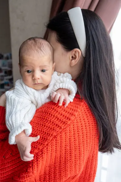 Anne ve Bebek Arasındaki Şefkat Anı Pencere Portresi