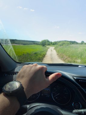 Manzaralı Kırsal Toprak Yolu kopyalama alanı üzerinde sürüş
