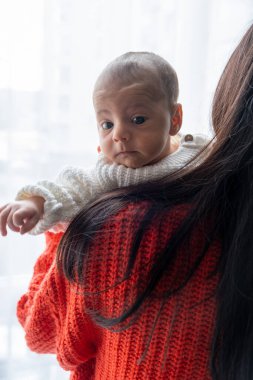 Anne ve Bebek Arasındaki Şefkat Anı Pencere Portresi