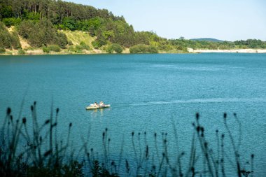 Tekne ve Yeşillik Yeşillik kopyalama alanı ile Serene Gölü