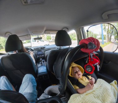 Sarı Battaniyeli Bebek Bebek Koltuğu