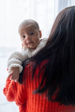 Anne ve Bebek Arasındaki Şefkat Anı Pencere Portresi