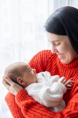 Anne ve Bebek Arasındaki Şefkat Anı Pencere Portresi