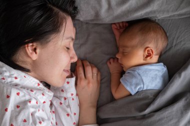 Anne ve Bebek Birlikte Uyuyor Tepemizde