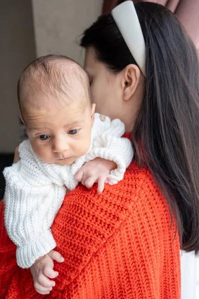 Anne ve Bebek Arasındaki Şefkat Anı Pencere Portresi