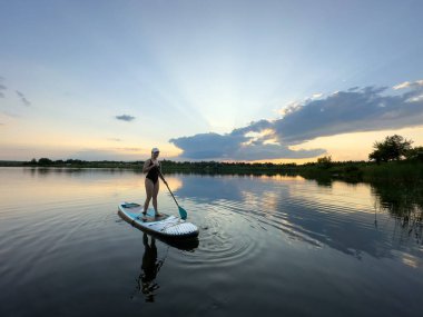 Günbatımında Sükunet Gölü 'nde Kürek çeken Kadın