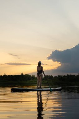 Günbatımında Sükunet Gölü 'nde Kürek çeken Kadın