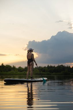 Günbatımında Sükunet Gölü 'nde Kürek çeken Kadın