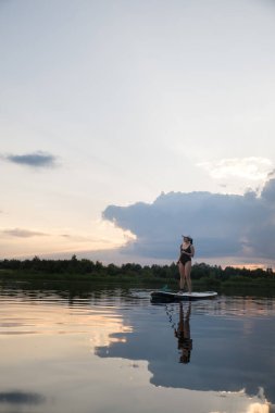 Günbatımında Sükunet Gölü 'nde Kürek çeken Kadın