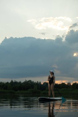 Günbatımında Sükunet Gölü 'nde Kürek çeken Kadın