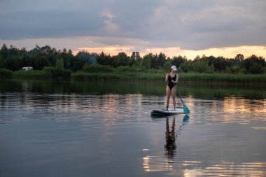 Günbatımında Sükunet Gölü 'nde Kürek çeken Kadın
