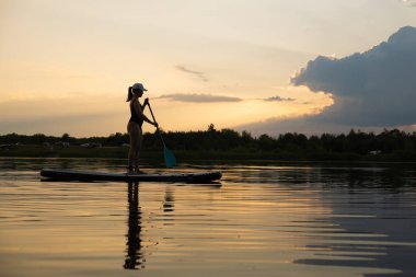 Günbatımında Sükunet Gölü 'nde Kürek çeken Kadın