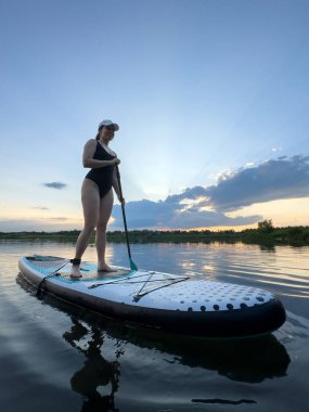 Günbatımında Sükunet Gölü 'nde Kürek çeken Kadın