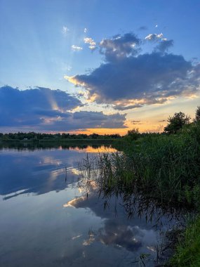 Huzurlu Günbatımı Yansıması Bir Sakin Göl kopyalama alanı üzerine