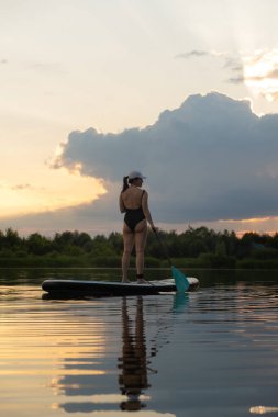 Günbatımında Sükunet Gölü 'nde Kürek çeken Kadın