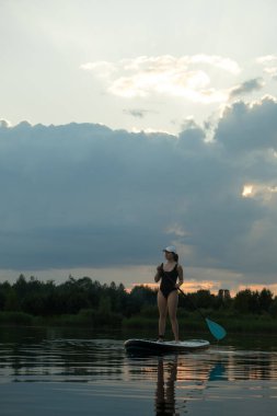 Günbatımında Sükunet Gölü 'nde Kürek çeken Kadın