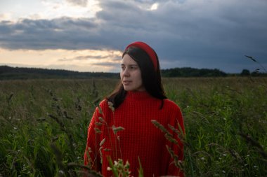 Grassy Field portresindeki Kırmızı Kazaklı Kadın