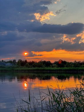 Huzurlu Günbatımı Yansıması Bir Sakin Göl kopyalama alanı üzerine