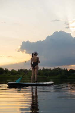 Günbatımında Sükunet Gölü 'nde Kürek çeken Kadın