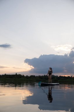 Günbatımında Sükunet Gölü 'nde Kürek çeken Kadın