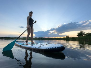 Günbatımında Sükunet Gölü 'nde Kürek çeken Kadın
