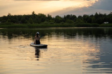 Günbatımında Sükunet Gölü 'nde Kürek çeken Kadın