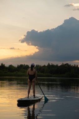 Günbatımında Sükunet Gölü 'nde Kürek çeken Kadın