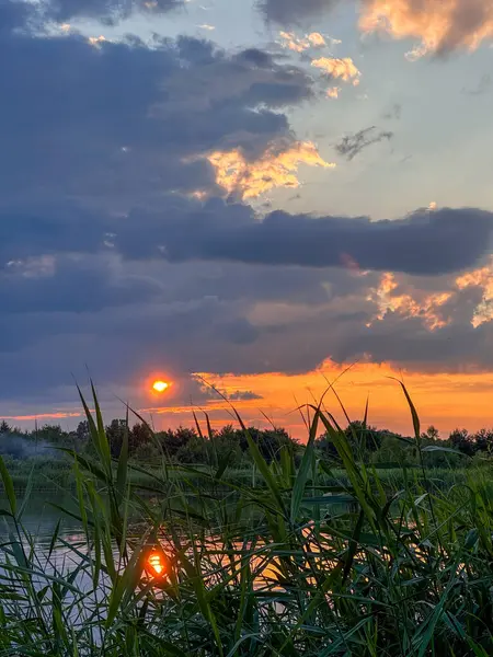 Huzurlu Günbatımı Yansıması Bir Sakin Göl kopyalama alanı üzerine