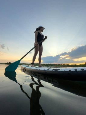 Günbatımında Sükunet Gölü 'nde Kürek çeken Kadın