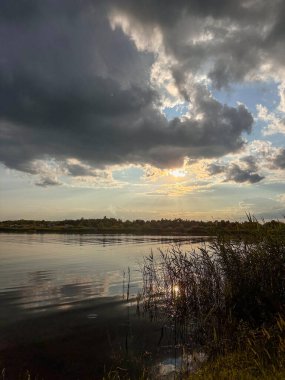 Huzurlu Günbatımı Yansıması Bir Sakin Göl kopyalama alanı üzerine