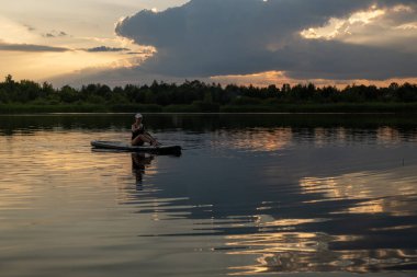 Günbatımında Sükunet Gölü 'nde Kürek çeken Kadın
