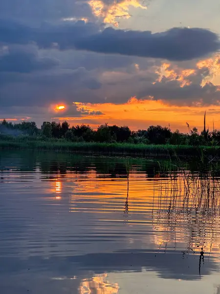 Huzurlu Günbatımı Yansıması Bir Sakin Göl kopyalama alanı üzerine