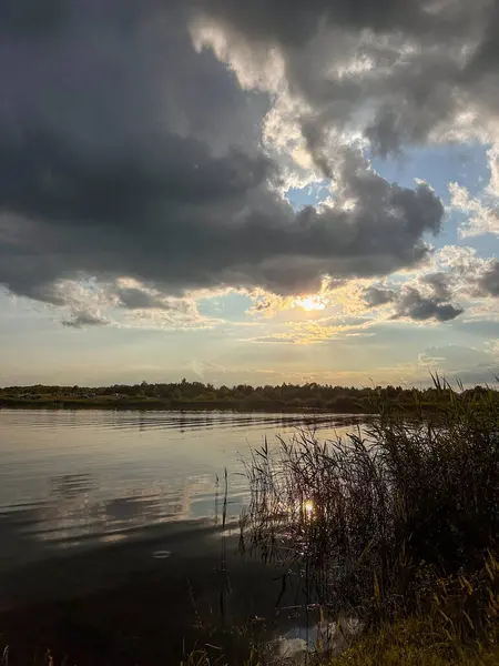 Huzurlu Günbatımı Yansıması Bir Sakin Göl kopyalama alanı üzerine