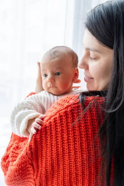 Anne ve Bebek Arasındaki Şefkat Anı Pencere Portresi