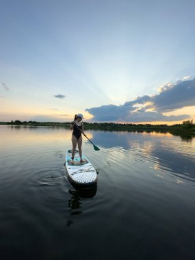 Günbatımında Sükunet Gölü 'nde Kürek çeken Kadın