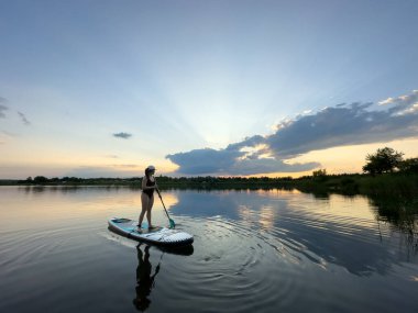 Günbatımında Sükunet Gölü 'nde Kürek çeken Kadın