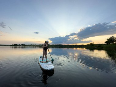 Günbatımında Sükunet Gölü 'nde Kürek çeken Kadın