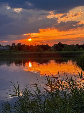 Huzurlu Günbatımı Yansıması Bir Sakin Göl kopyalama alanı üzerine